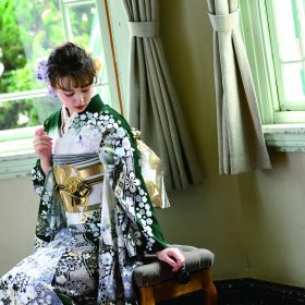 シックな緑に辻が花の可憐な振袖 - 茨城県日立市の振袖店