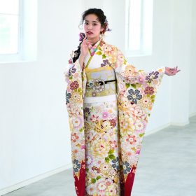 白地にお上品な花柄の振袖
