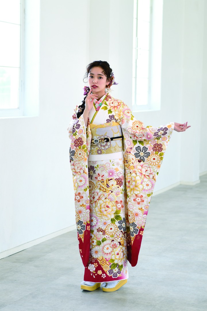 白地にお上品な花柄の振袖