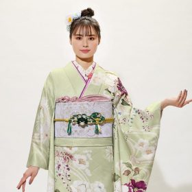 淡いグリーンの上品な花柄振袖