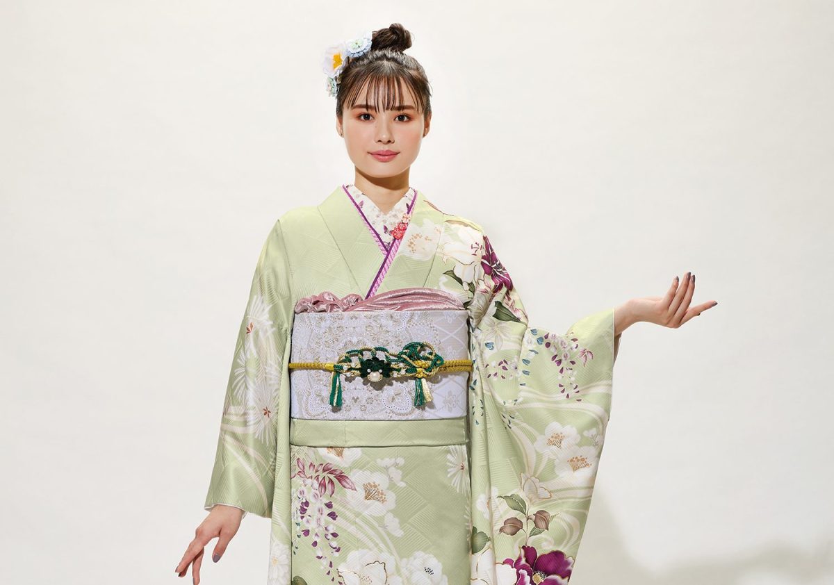 淡いグリーンの上品な花柄振袖