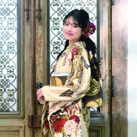 ゴールドに輝く黄金色の振袖