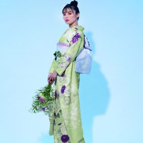 淡いグリーンの上品な花柄振袖